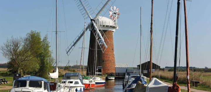 Fabulous 2 Bedroom Dog Friendly Chalet 5 Min Walk To Beach, Nr Gt Yarmouth & Norfolk Broads Scratby ภายนอก รูปภาพ